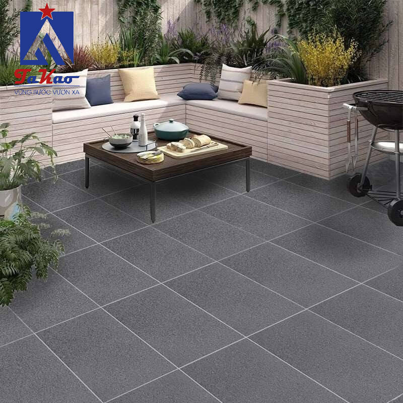 Khả năng chống trầy xước và chịu được tác động của môi trường làm cho gạch fullbody phù hợp với các khu vực ngoài trời như sân vườn